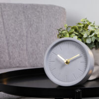 QUVIO Tafelklok – 5,8 x 13 x 13 cm – Beton