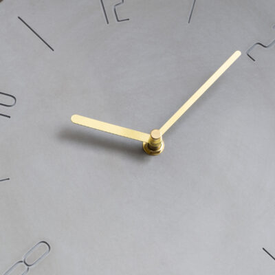 Wandklok met gouden wijzers