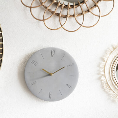 Klein grijze mooie wandklok
