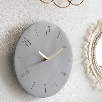 Klok voor aan de muur in het grijs met gouden accenten
