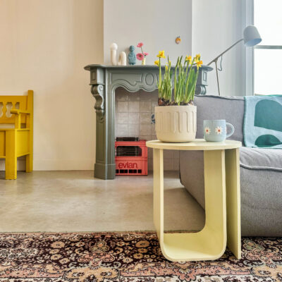 beige binnen bloempot van merk quvio met drips