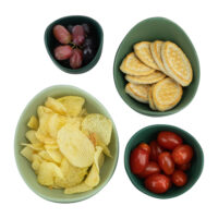 serveer kommetjes voor op tafel