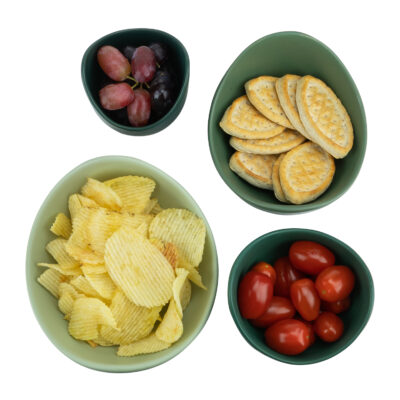 serveer kommetjes voor op tafel