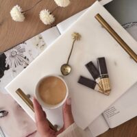 QUVIO Dienblad met gouden handvaten – 20 x 30 cm – Marmer