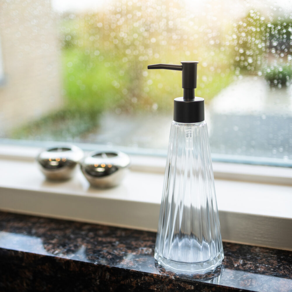 zeepdispenser-transparant-zwarte-zeeppompje-quvio