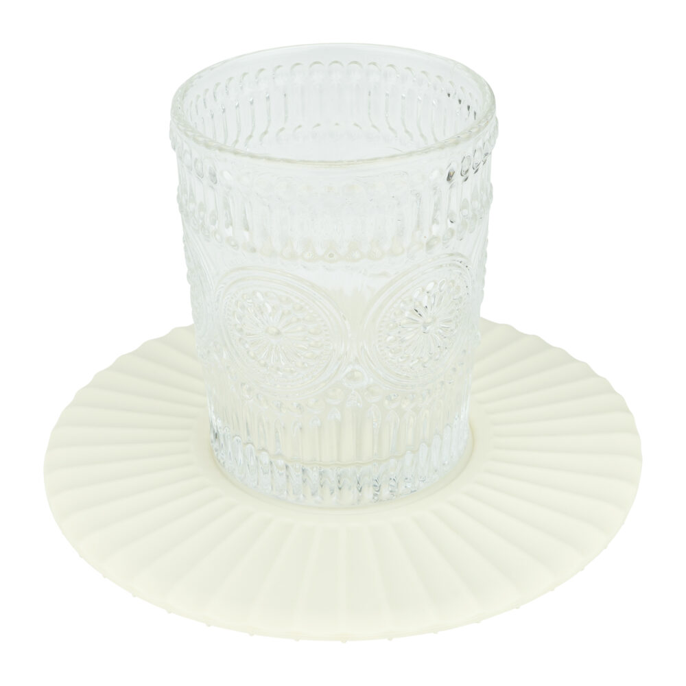glas met witte onderzetter