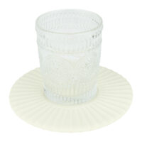 glas met witte onderzetter