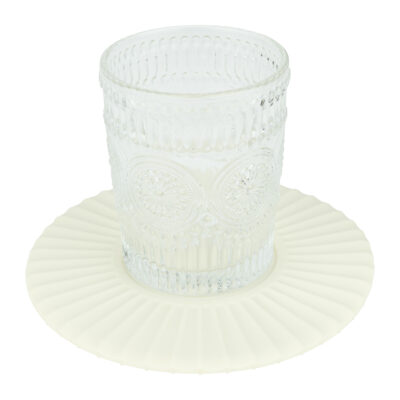glas met witte onderzetter
