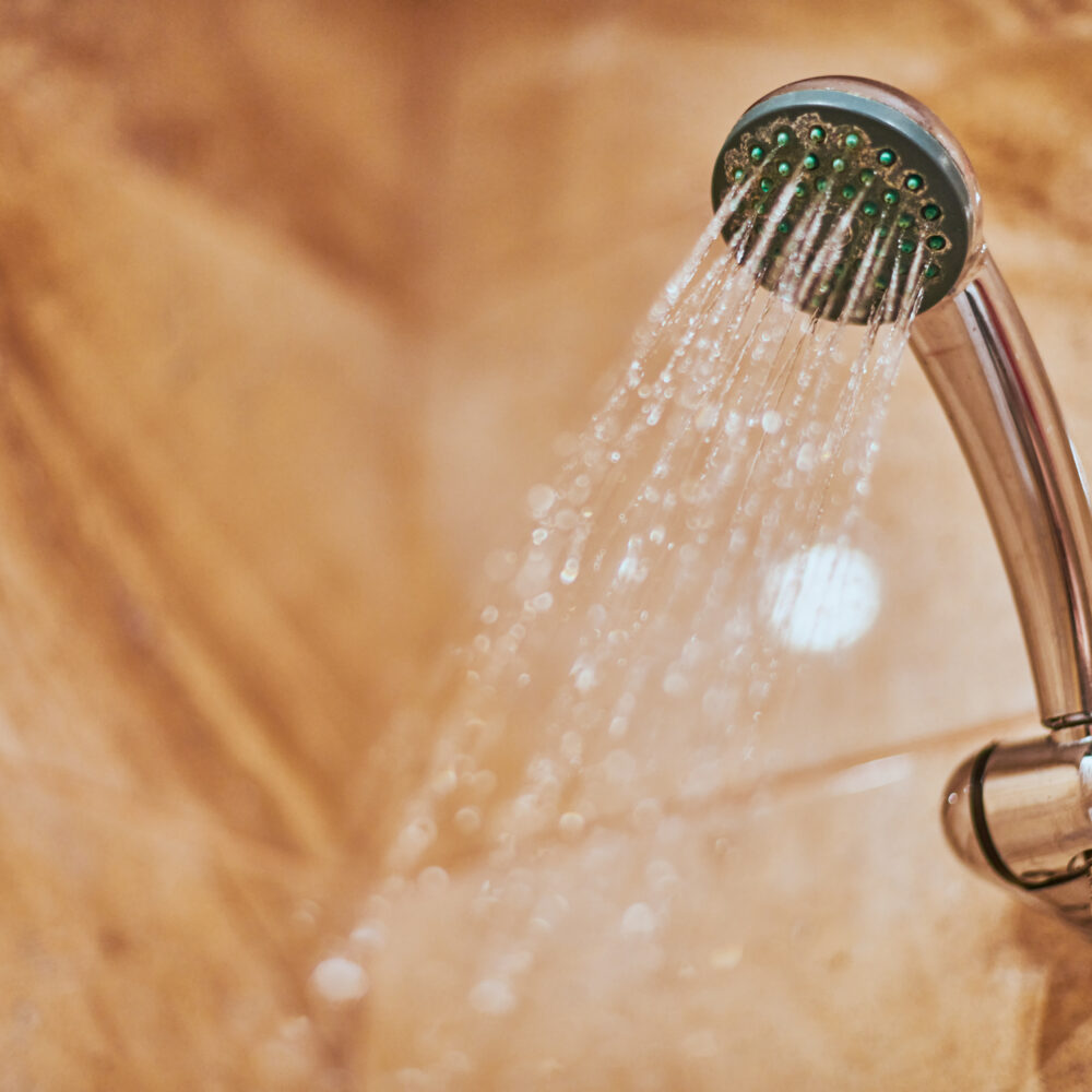 douchekop-in-badkamer-voor-bad-gaan