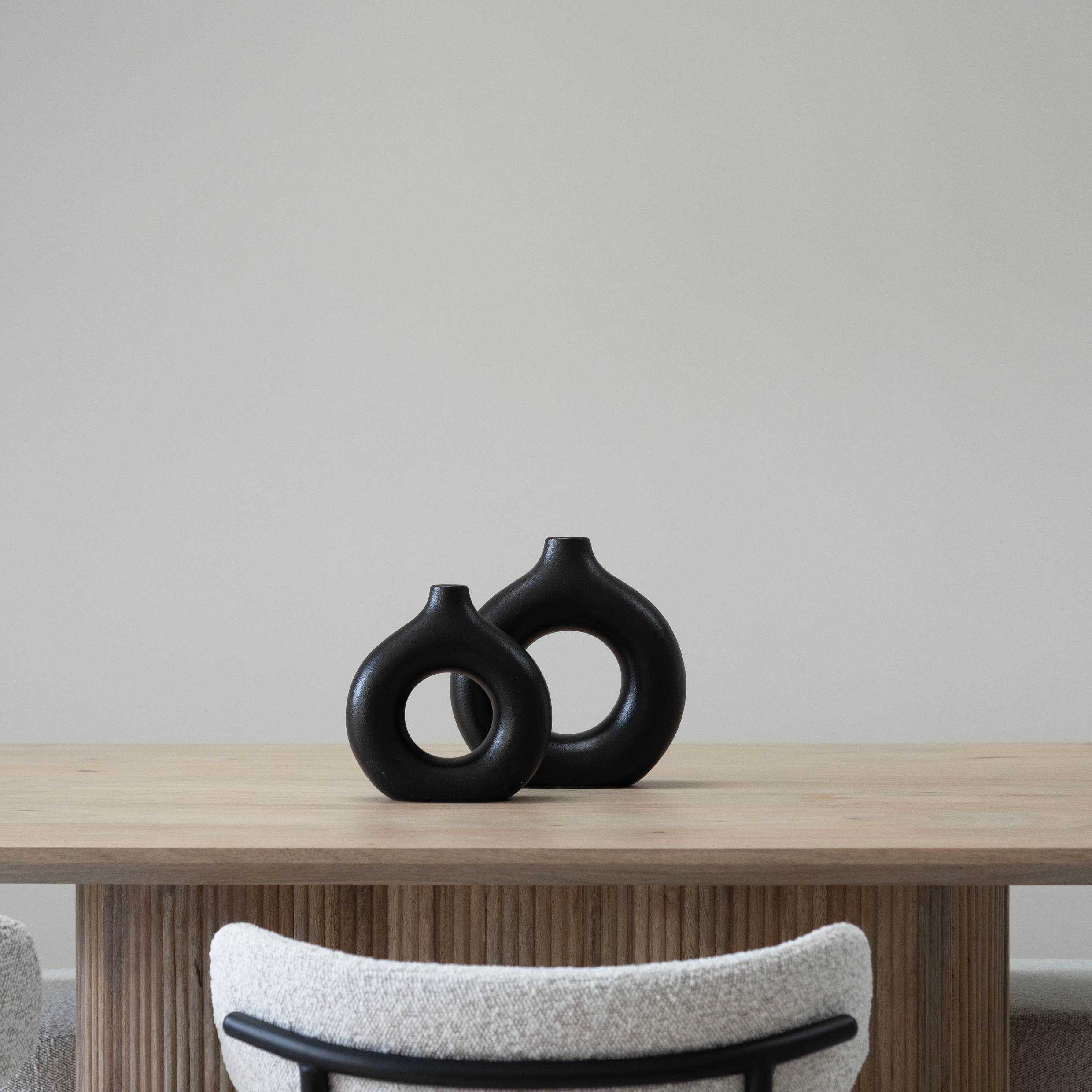 QUVIO Ronde donut vaas – Keramiek – 23 cm – Zwart
