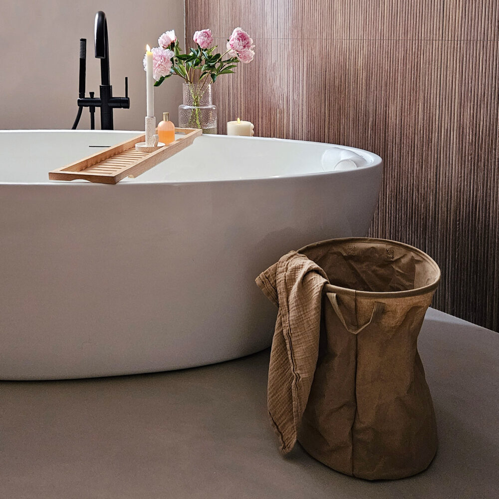 QUVIO Kandelaar met oortje en schaaltje – Keramiek – Gebroken wit met spikkels