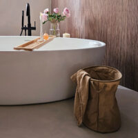 QUVIO Kandelaar met oortje en schaaltje – Keramiek – Gebroken wit met spikkels