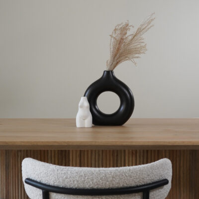 QUVIO Ronde donut vaas – Keramiek – 23 cm – Zwart