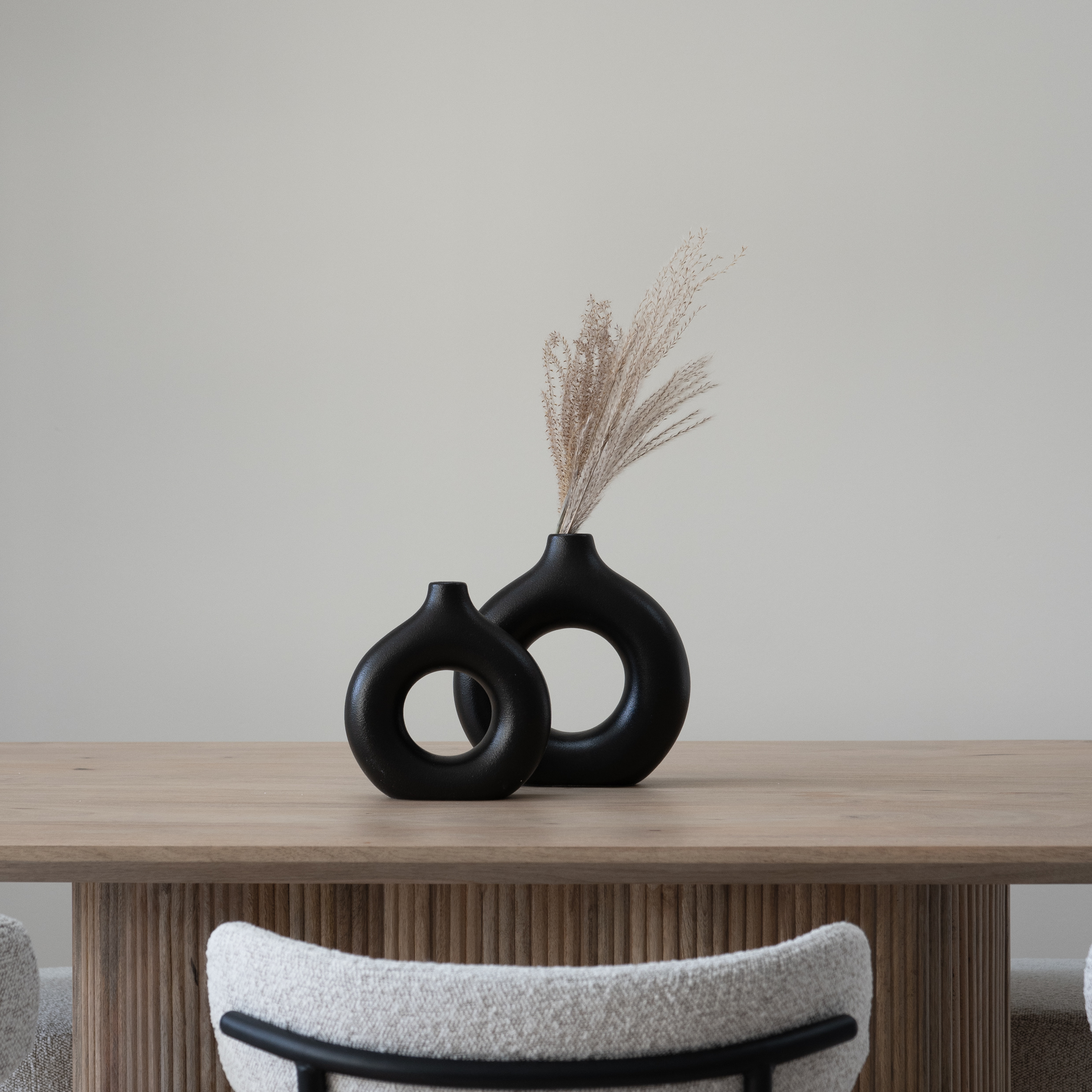 QUVIO Ronde donut vaas – Keramiek – 23 cm – Zwart