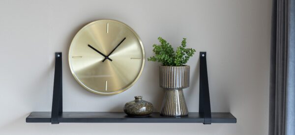 wandplank, strakke zwarte houten plank, zwevende wandplank, zwarte wandplank, wandplankje, plank zwevend, plank