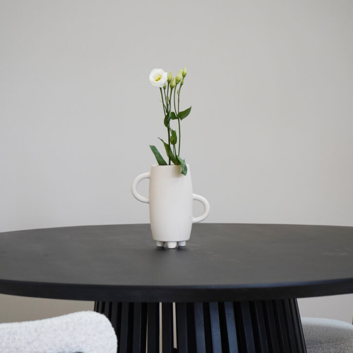 QUVIO Vaas met handvatten – Op 3 poten – Keramiek – Beige