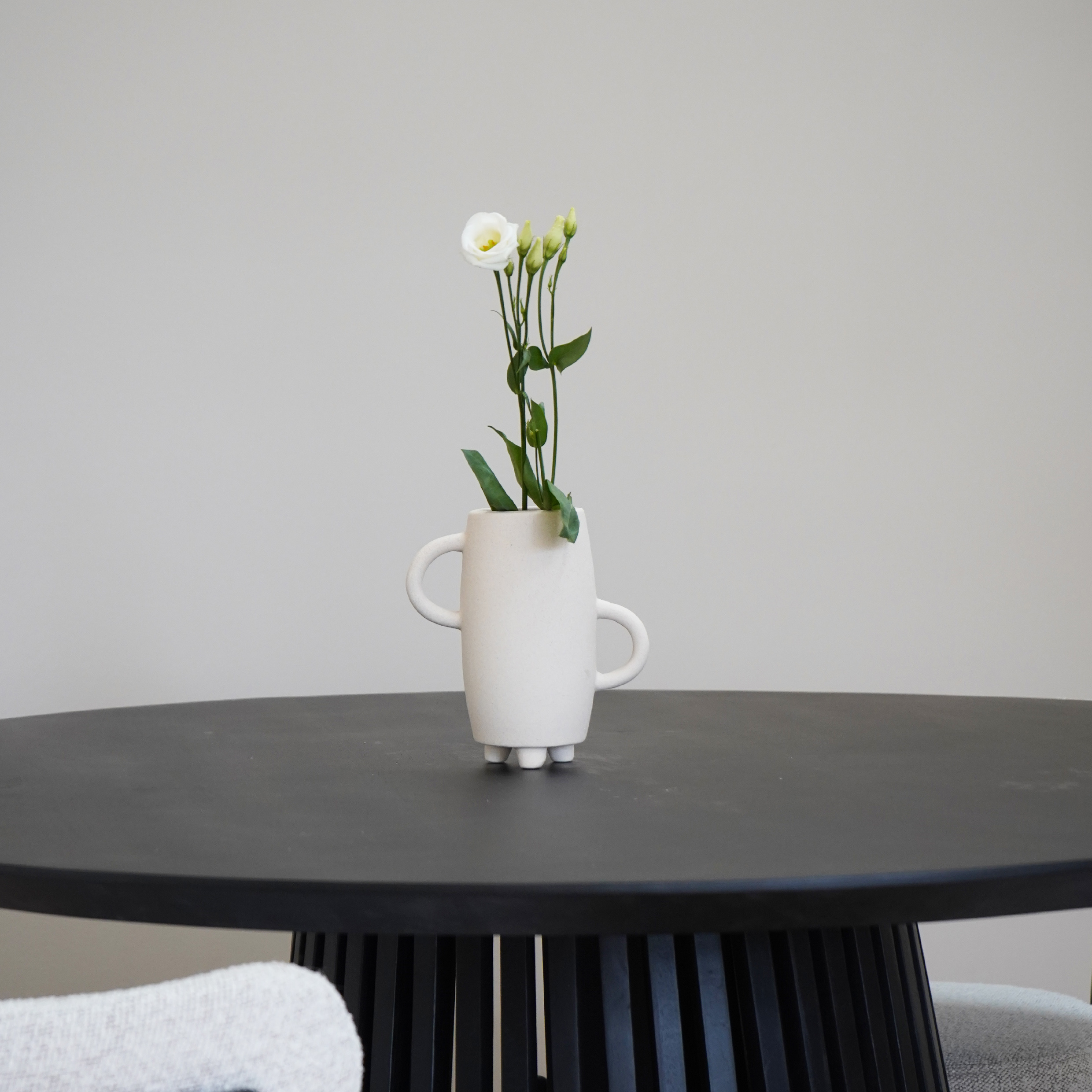 QUVIO Vaas met handvatten – Op 3 poten – Keramiek – Beige