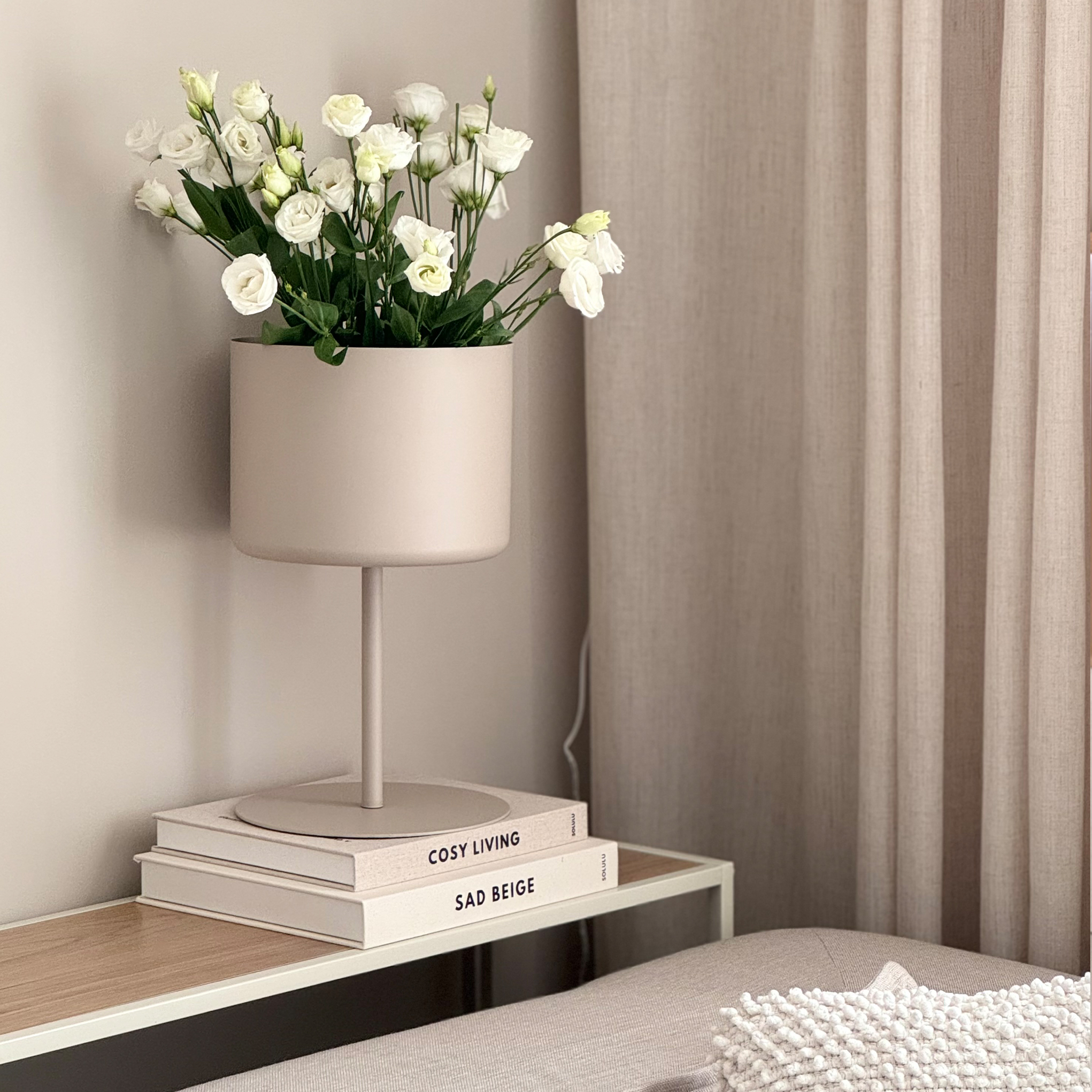 QUVIO Plantenstandaard op voet – Staal – Beige