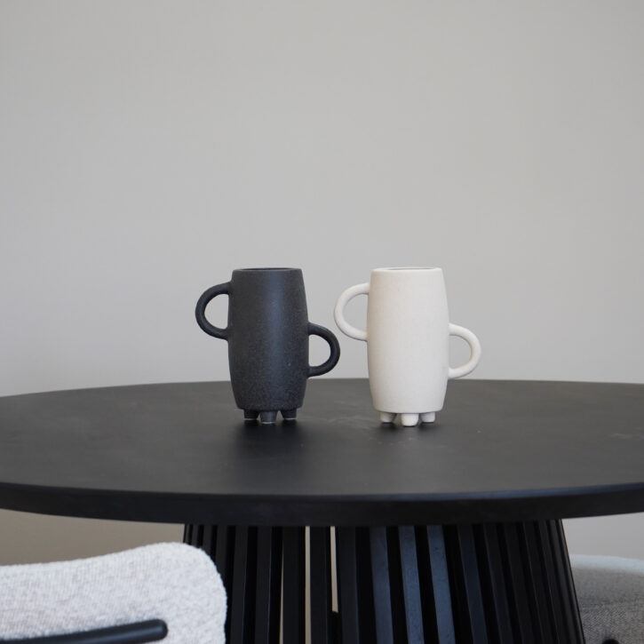 QUVIO Vaas met handvatten – Op 3 poten – Keramiek – Beige