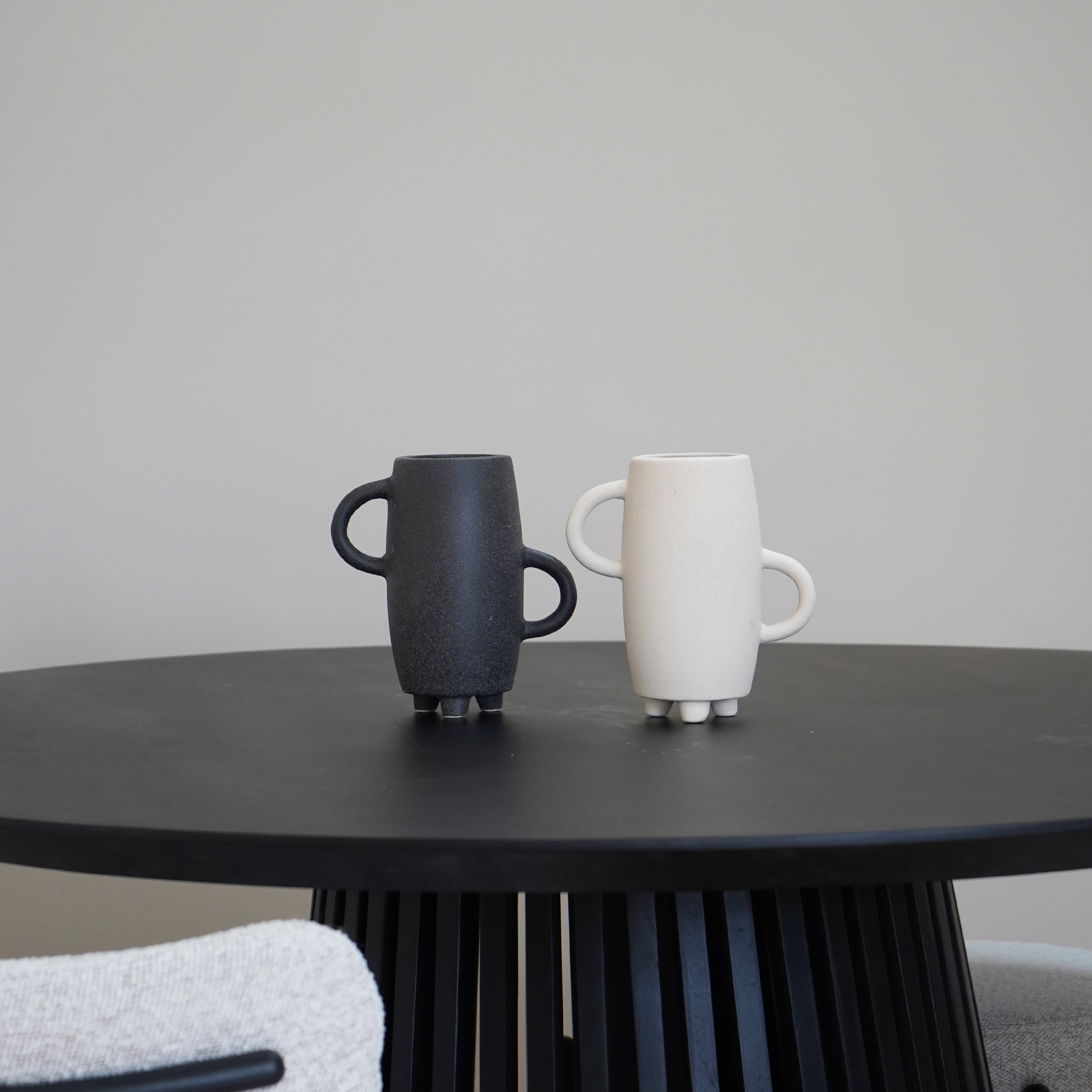 QUVIO Vaas met handvatten – Op 3 poten – Keramiek – Beige
