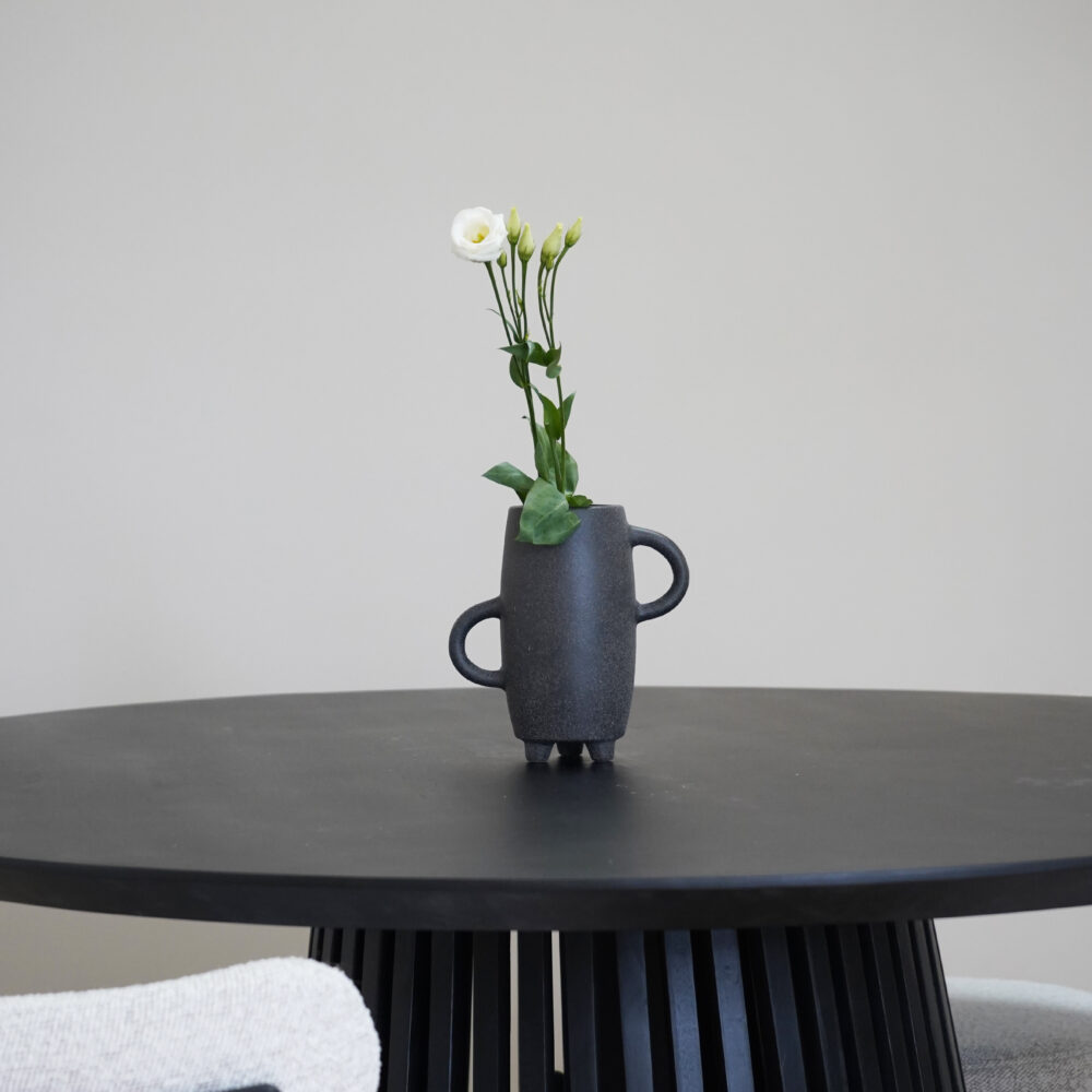 QUVIO Vaas met handvatten – Op 3 poten – Keramiek – zwart