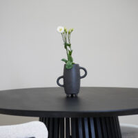 QUVIO Vaas met handvatten – Op 3 poten – Keramiek – zwart