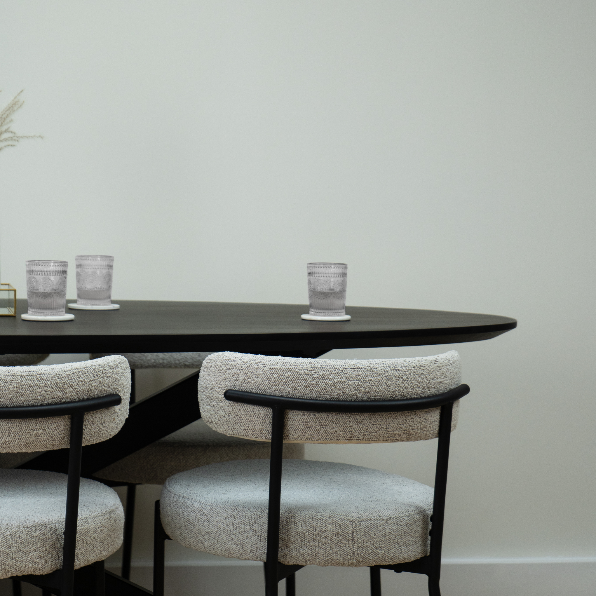 QUVIO Eettafel Sofia– Ovaal – 220×100 cm – Stalen kruispoot – FSC®-gecertificeerd mangohout –  Zwart
