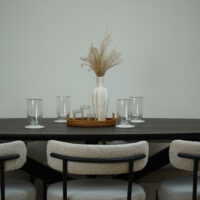 QUVIO Eettafel Sofia– Ovaal – 220×100 cm – Stalen kruispoot – FSC®-gecertificeerd mangohout –  Zwart