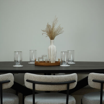 QUVIO Eettafel Sofia– Ovaal – 220×100 cm – Stalen kruispoot – FSC®-gecertificeerd mangohout –  Zwart