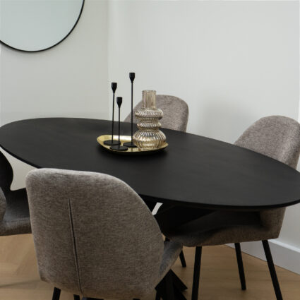 Zwarte ovale tafel