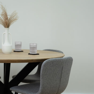 QUVIO Eettafel Sofia – Rond – Ø120 – Stalen kruispoot – FSC®-gecertificeerd mangohout – Naturel