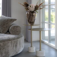 QUVIO Bijzettafel Lecco – Marmer en Messing – Ø51×52 cm