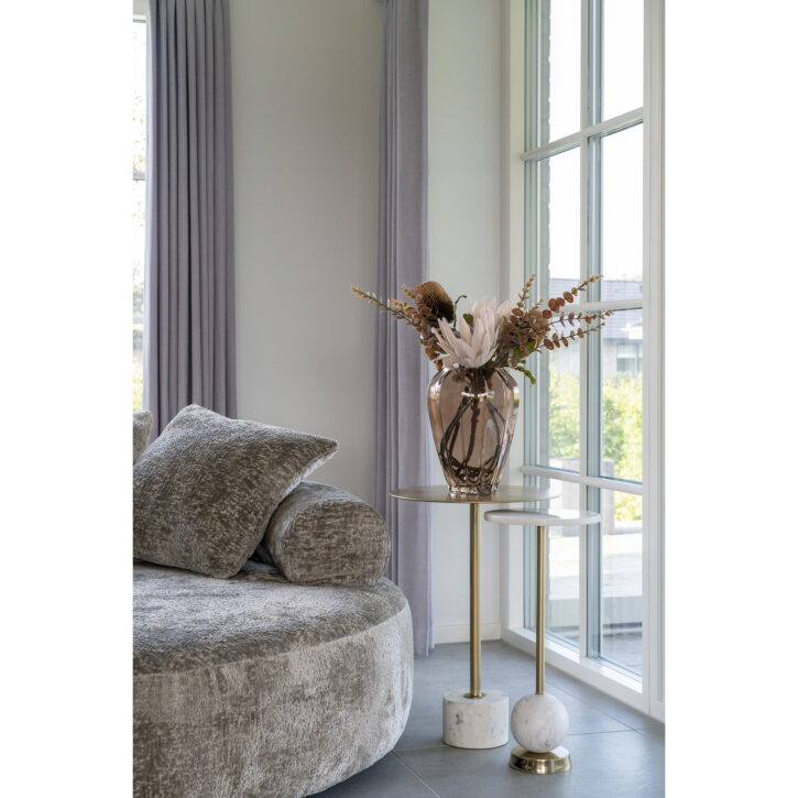 QUVIO Bijzettafel – Marmer en Staal – Ø25×54 cm – Messing – Marmerlook