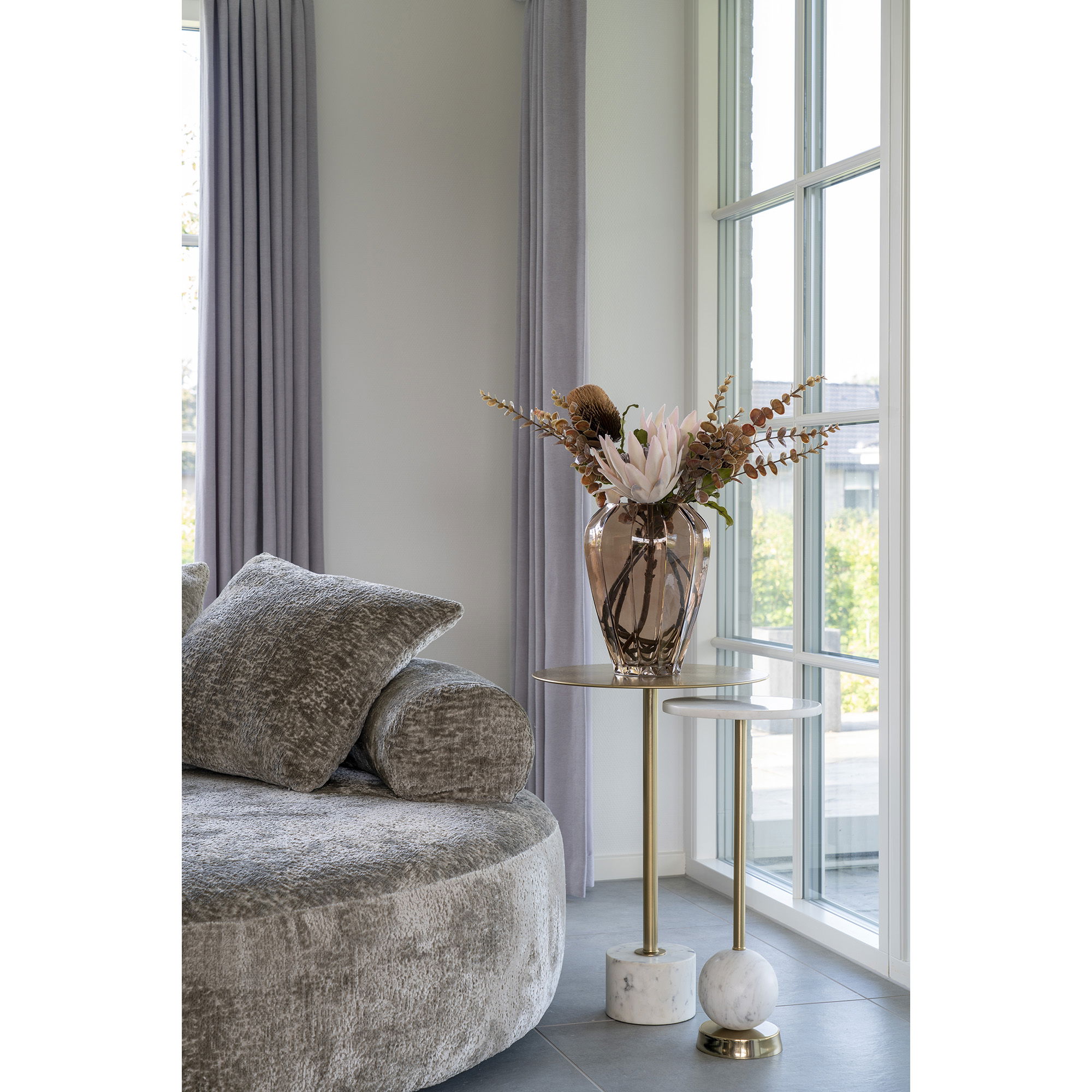 QUVIO Bijzettafel – Marmer en Staal – Ø25×54 cm – Messing – Marmerlook
