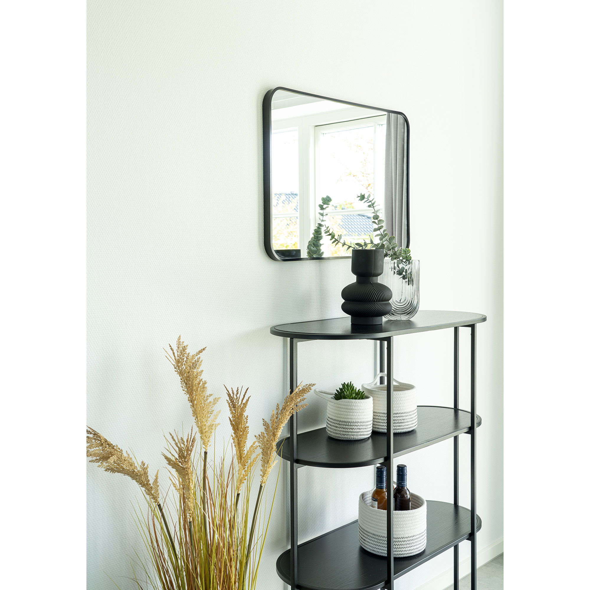 QUVIO Ovale wandkast – Zwart – 4 Planken – 85x36x111 cm