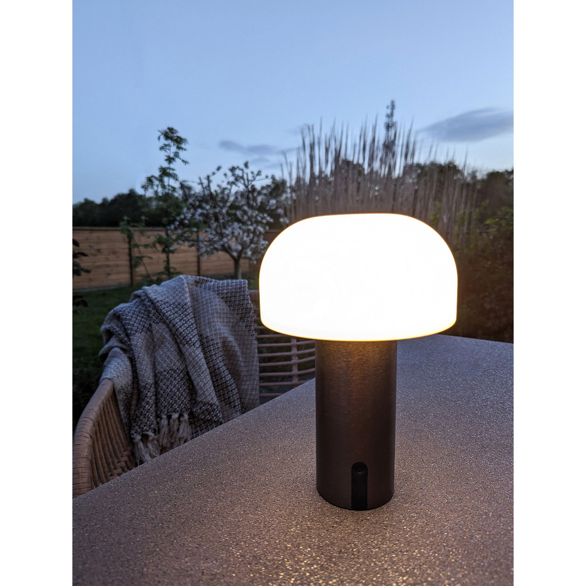 QUVIO LED Lamp – Stijlvol en Duurzaam – Wit/Koper – Oplaadbaar
