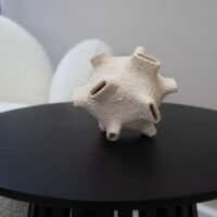 beige ornament, decoratief object, ornament, ornament beige, beige woonaccessoires, ornament van keramiek, decoratie, keramische ornament,