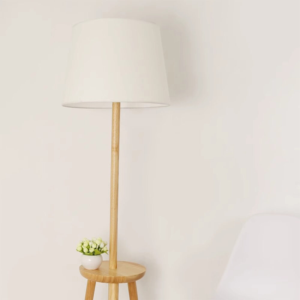 Houten vloerlamp met plankje