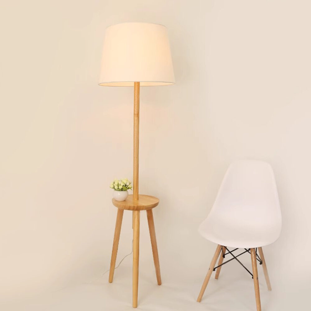 Houten vloerlamp met plankje