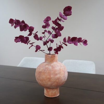 Oranje vaas met bolvormig design, vaas, oranje vaas, bloemenvaas keramiek, ronde vaas, bloemenvaas van keramiek, keramische bloemenvaas, keramische vaas, bloemenvaas, oranje vaas, sfeer