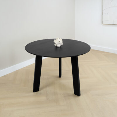 ronde eettafel hout van 105 cm, ronde zwarte eettafel, eettafel rond zwart, zwarte eettafel Lien, ronde eettafel zwart, eettafel, tafel, eettafel rond zwart, zwarte eettafel van hout, mangohout eettafel, sfeer