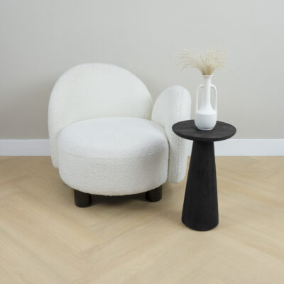 bijzettafel, gezandstraalde ronde bijzettafel van FSC-hout, zwarte bijzettafel, bijzettafel hout, bijzettafel zwart, bijzettafel rond, zwarte bijzettafel van hout, sfeer