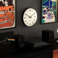 Newgate Radio City Wandklok – Pompoen Oranje – Nummers