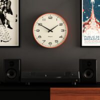 Newgate Radio City Wandklok – Pompoen Oranje – Nummers