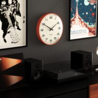 Newgate Radio City Wandklok – Pompoen Oranje – Nummers