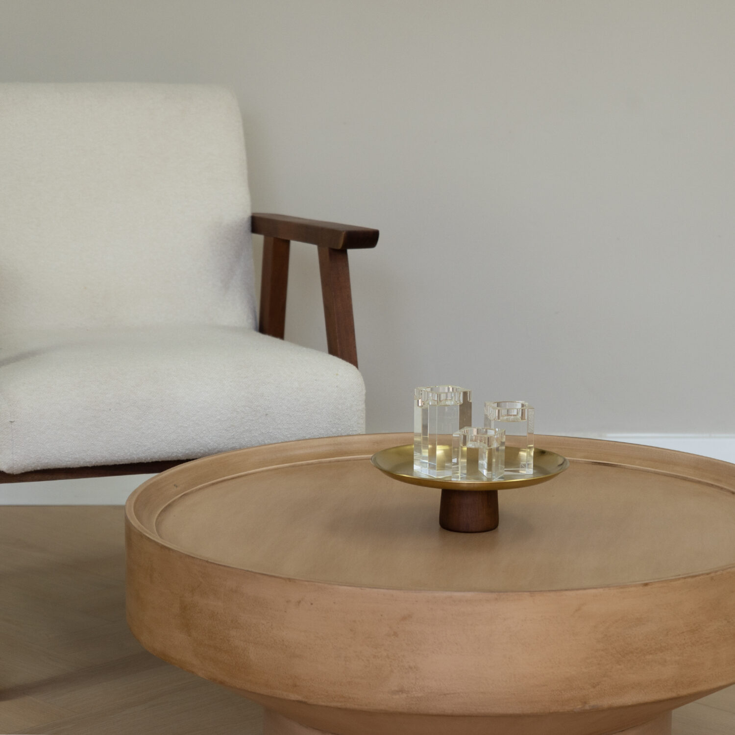 gouden etagère op houten voet, serveerschaal, etagère, opbergschaal, opbergschaal op voet, opbergschaal, schaal goud, etagère goud, gouden schaal, decoratief plateau, decoratieve schaal,