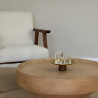 gouden etagère op houten voet, serveerschaal, etagère, opbergschaal, opbergschaal op voet, opbergschaal, schaal goud, etagère goud, gouden schaal, decoratief plateau, decoratieve schaal,