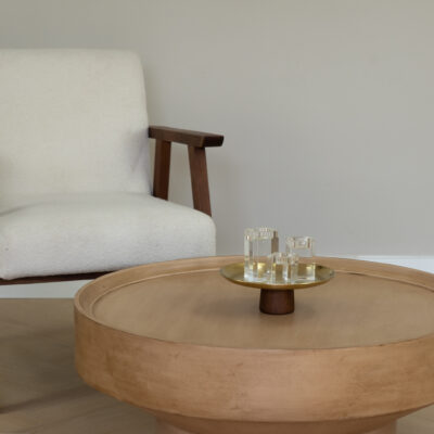 gouden etagère op houten voet, serveerschaal, etagère, opbergschaal, opbergschaal op voet, opbergschaal, schaal goud, etagère goud, gouden schaal, decoratief plateau, decoratieve schaal,