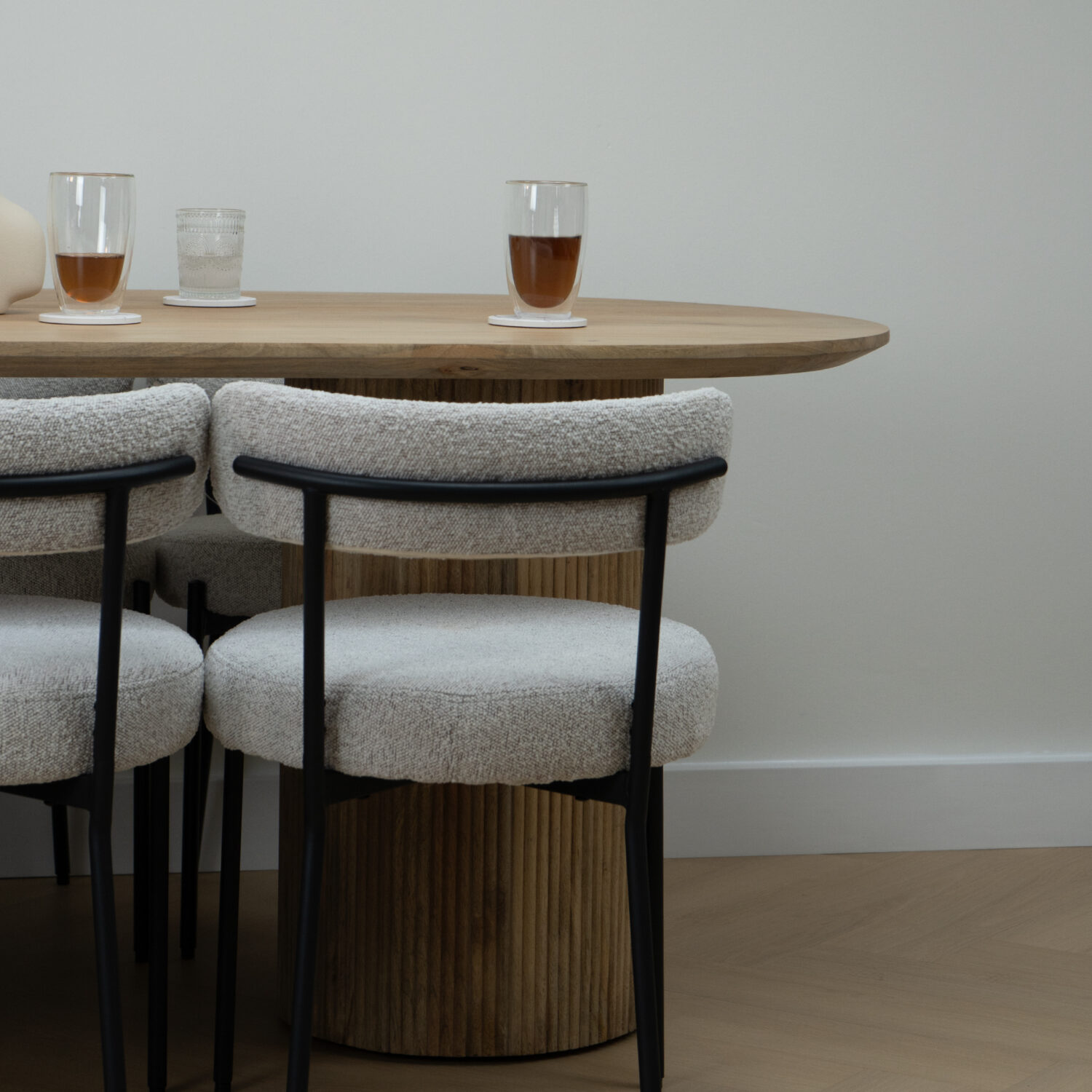 Houten ovale eettafel bij homeliving