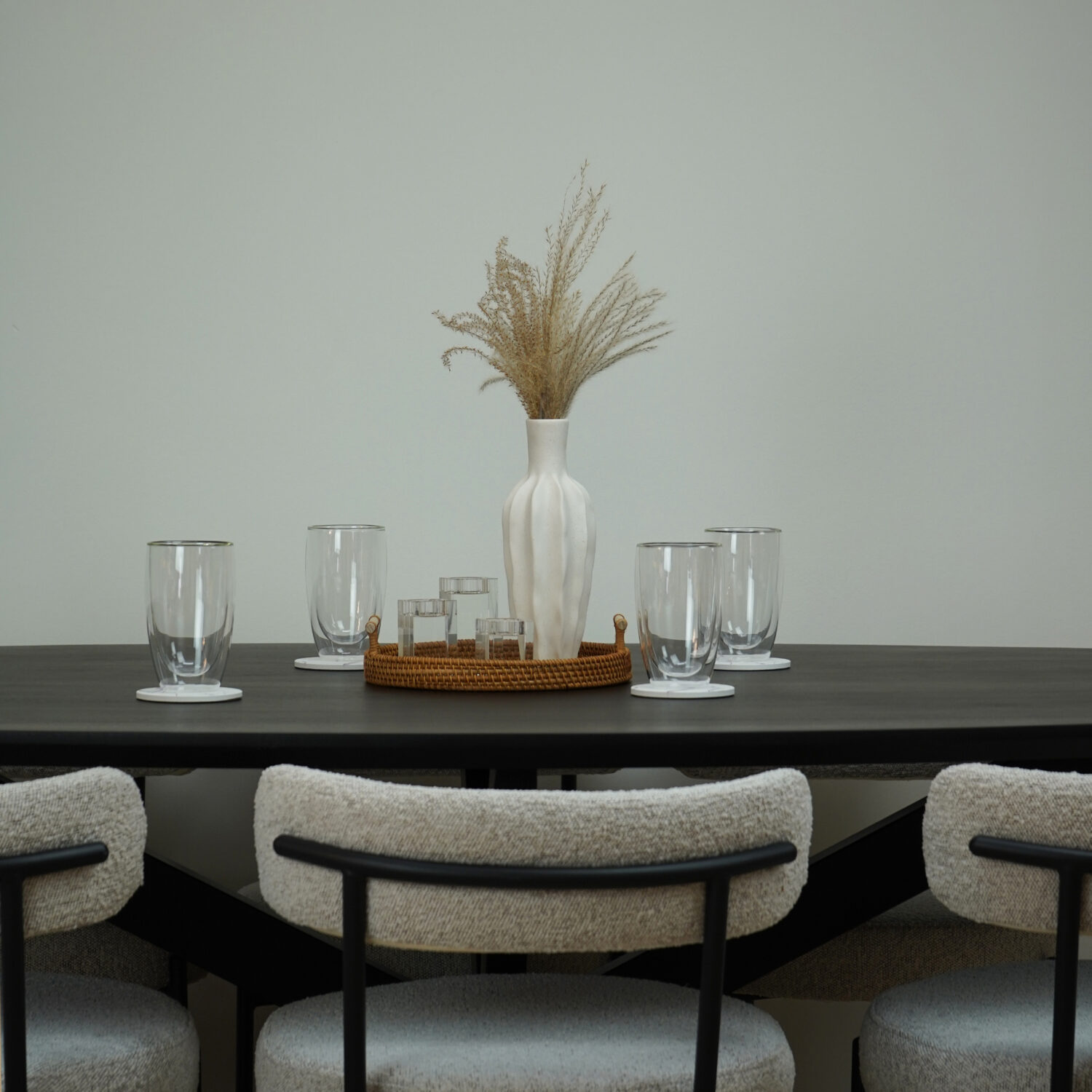 Zwarte ovale eettafel bij homeliving